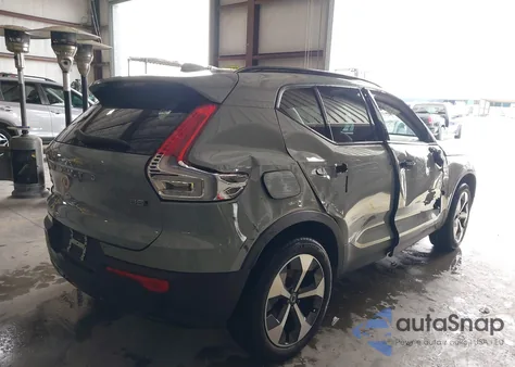 2025 Volvo Xc40 B5 Plus Dark Theme z USA, uszkodzony, nr VIN YV4L12UC7S2534997